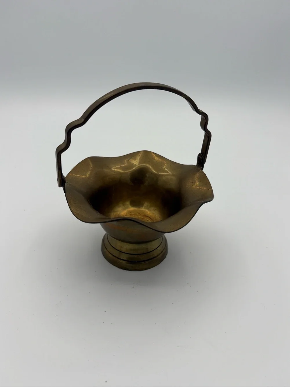 Vtg Interpur Solid Brass Ruffle Scalloped Edge Basket Bowl w/ Swivel Handle 5.5”